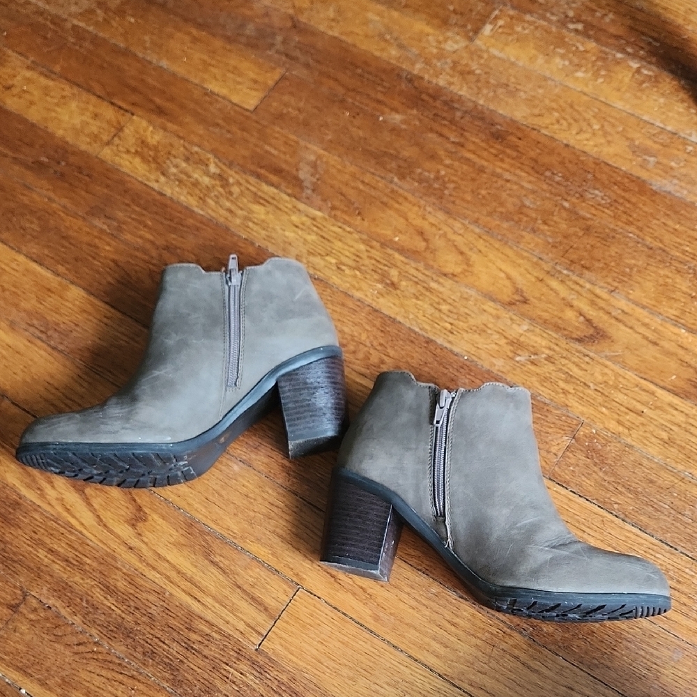 Tan Ankle Boots with Elastic Panels and Stacked Heel - Picture 5 of 6